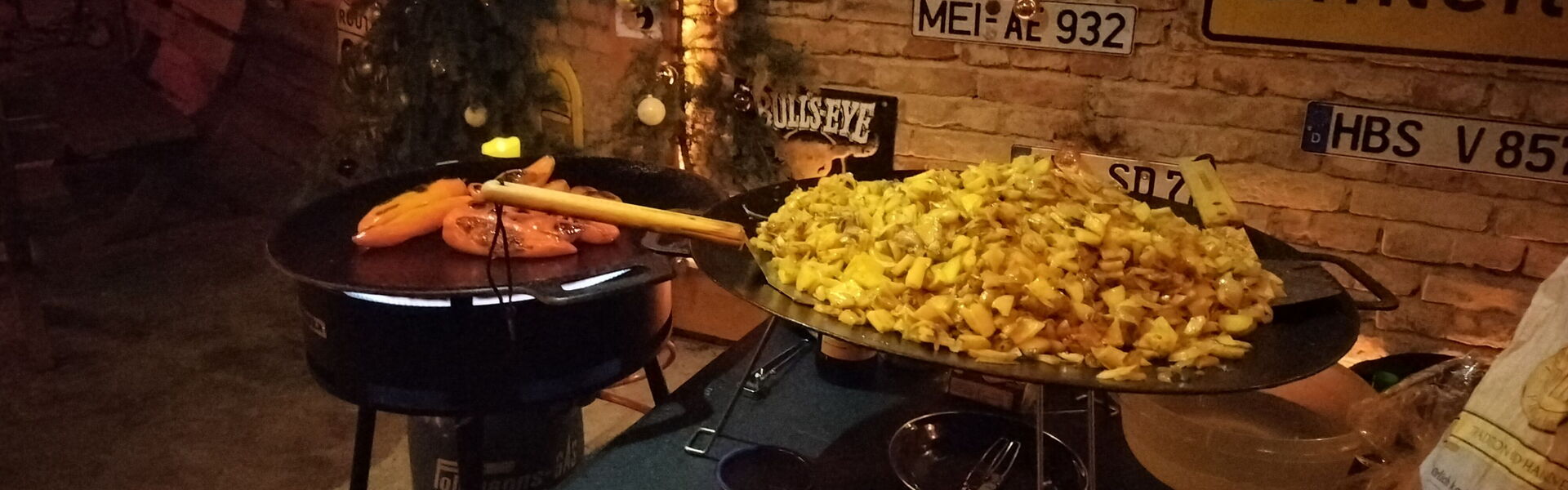 Atzes Rastplatz Muurikka Pfanne mit Bratkartoffeln Kopfbild Startseite